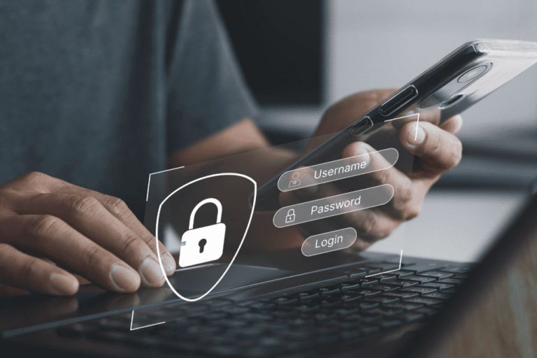 Persona usando un móvil junto a un portátil con iconos de candado y campos de acceso, representando la autenticación de dos factores y la seguridad digital.