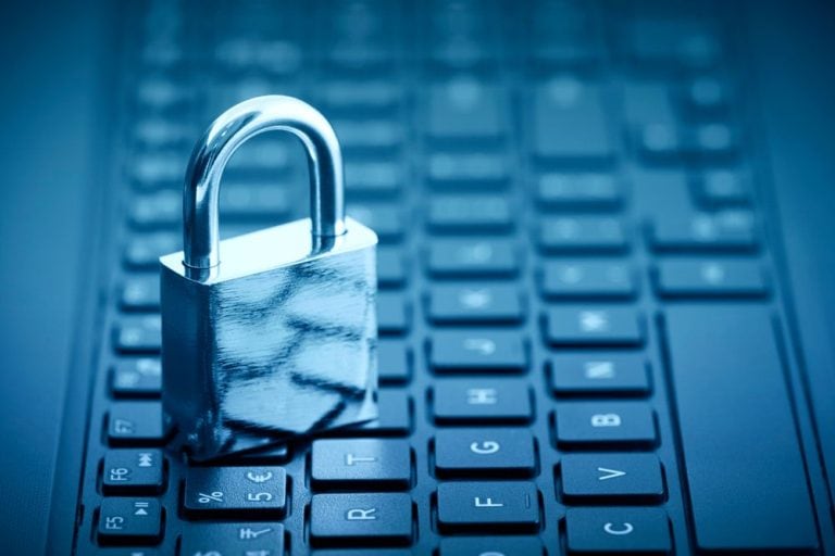 Candado metálico sobre un teclado que simboliza la protección y seguridad de los sistemas digitales mediante actualizaciones de seguridad.