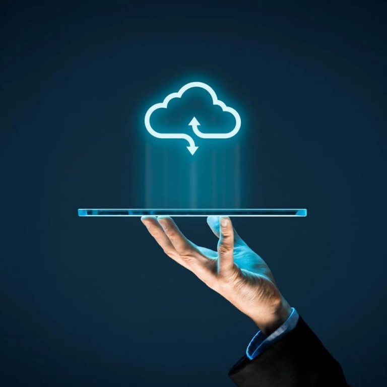 Icono de nube iluminada sobre una mano, simbolizando el almacenamiento seguro y la copia de seguridad de datos en la nube.
