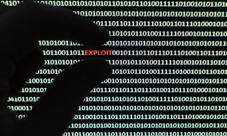 Pantalla con código binario y la palabra “EXPLOIT” resaltada en rojo, simbolizando el uso de vulnerabilidades en sistemas digitales.