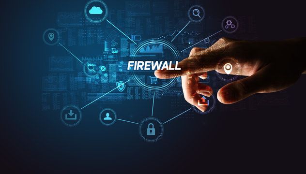 Mano tocando una interfaz digital con la palabra “FIREWALL” rodeada de iconos de seguridad.